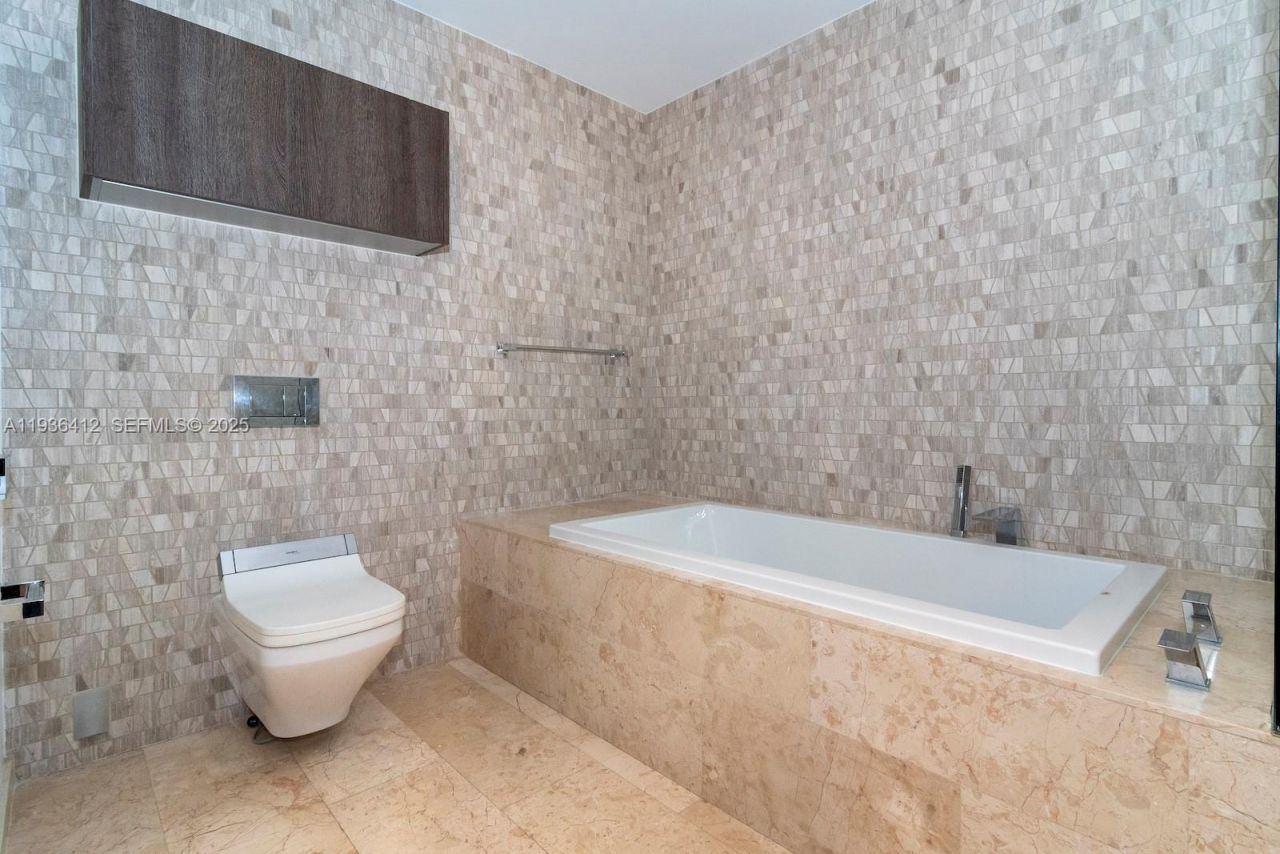 68 SE 6th St, Unit 2010, Miami, FL 33131 Photo