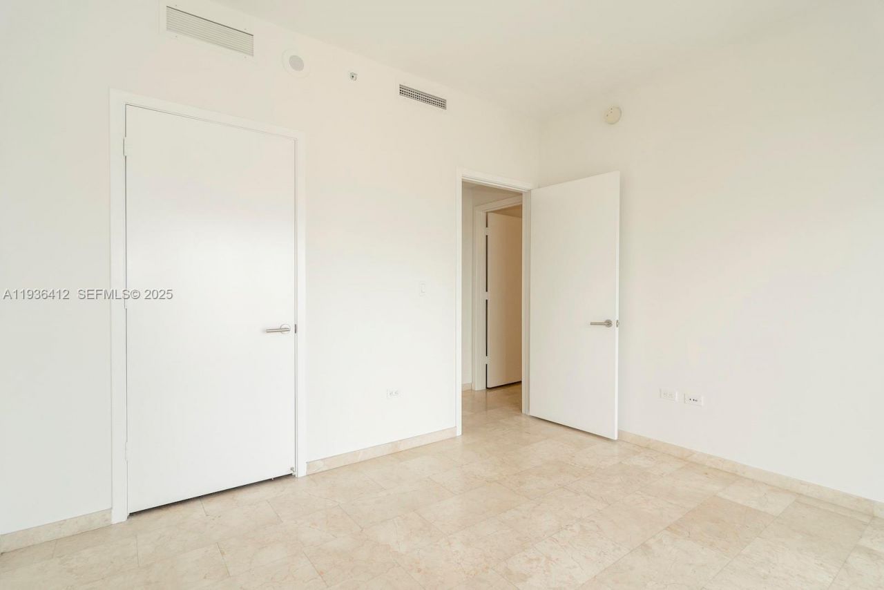 68 SE 6th St, Unit 2010, Miami, FL 33131 Photo
