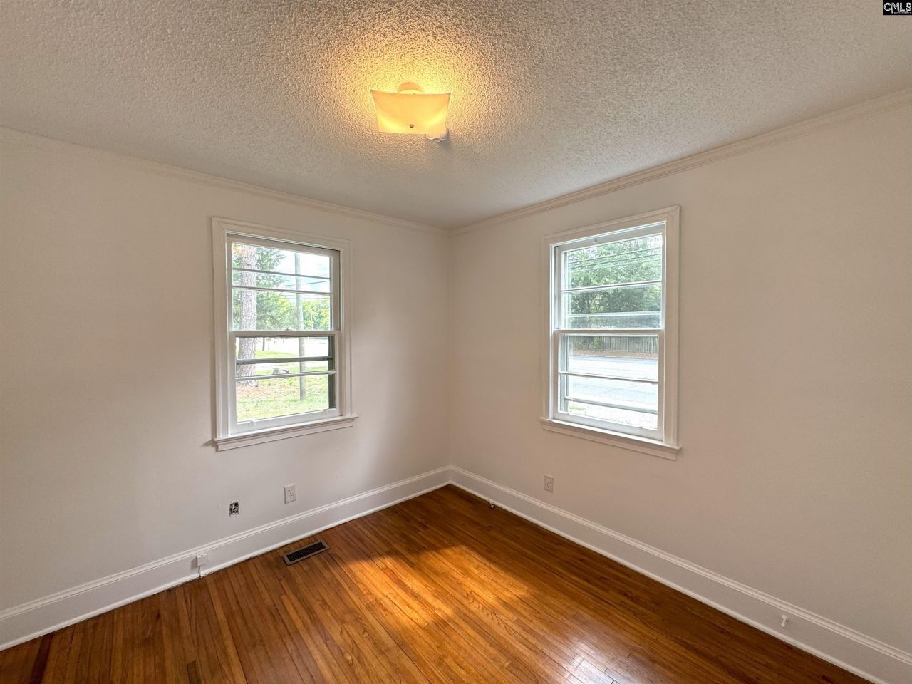 121 N Guignard Drive Photo 6