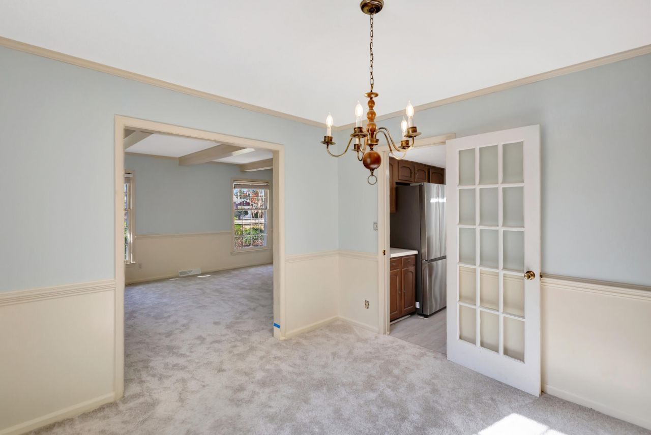 321 Shaftesbury Lane Photo 10