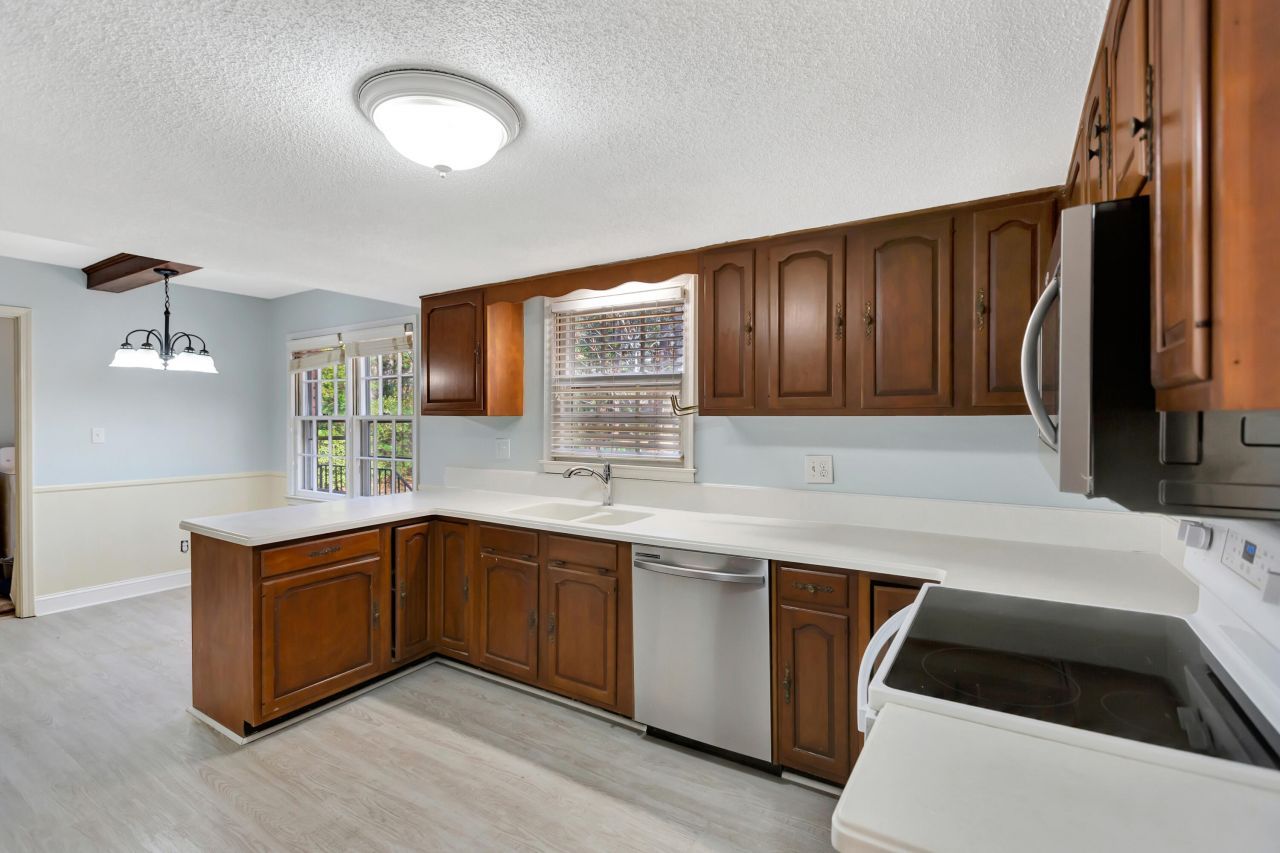 321 Shaftesbury Lane Photo 14