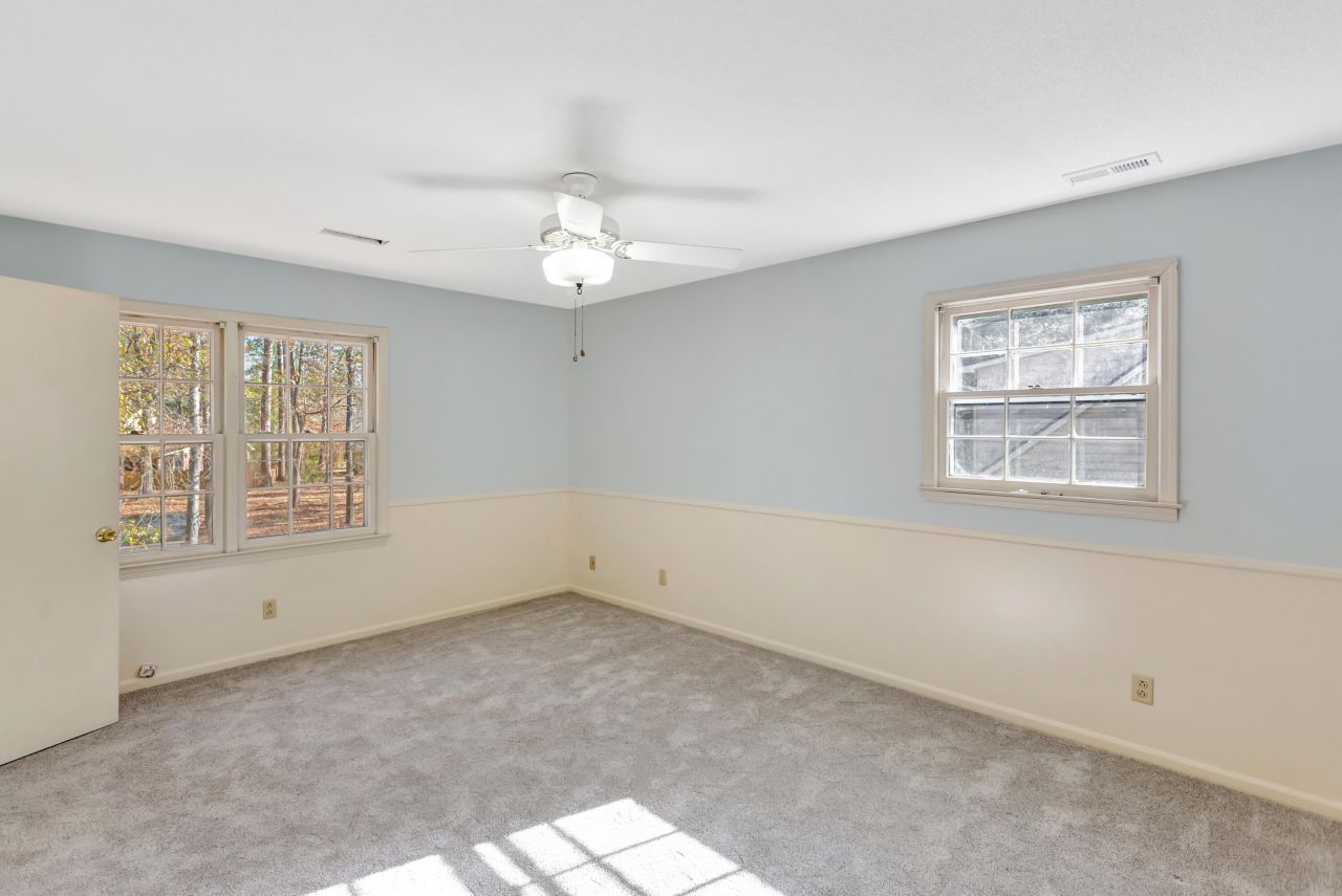 321 Shaftesbury Lane Photo 20