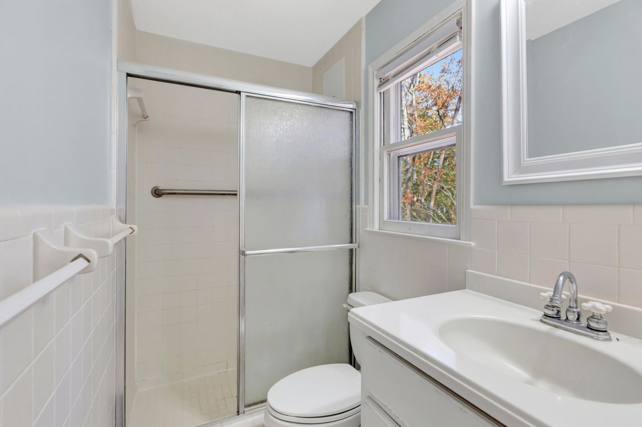 321 Shaftesbury Lane Photo 22