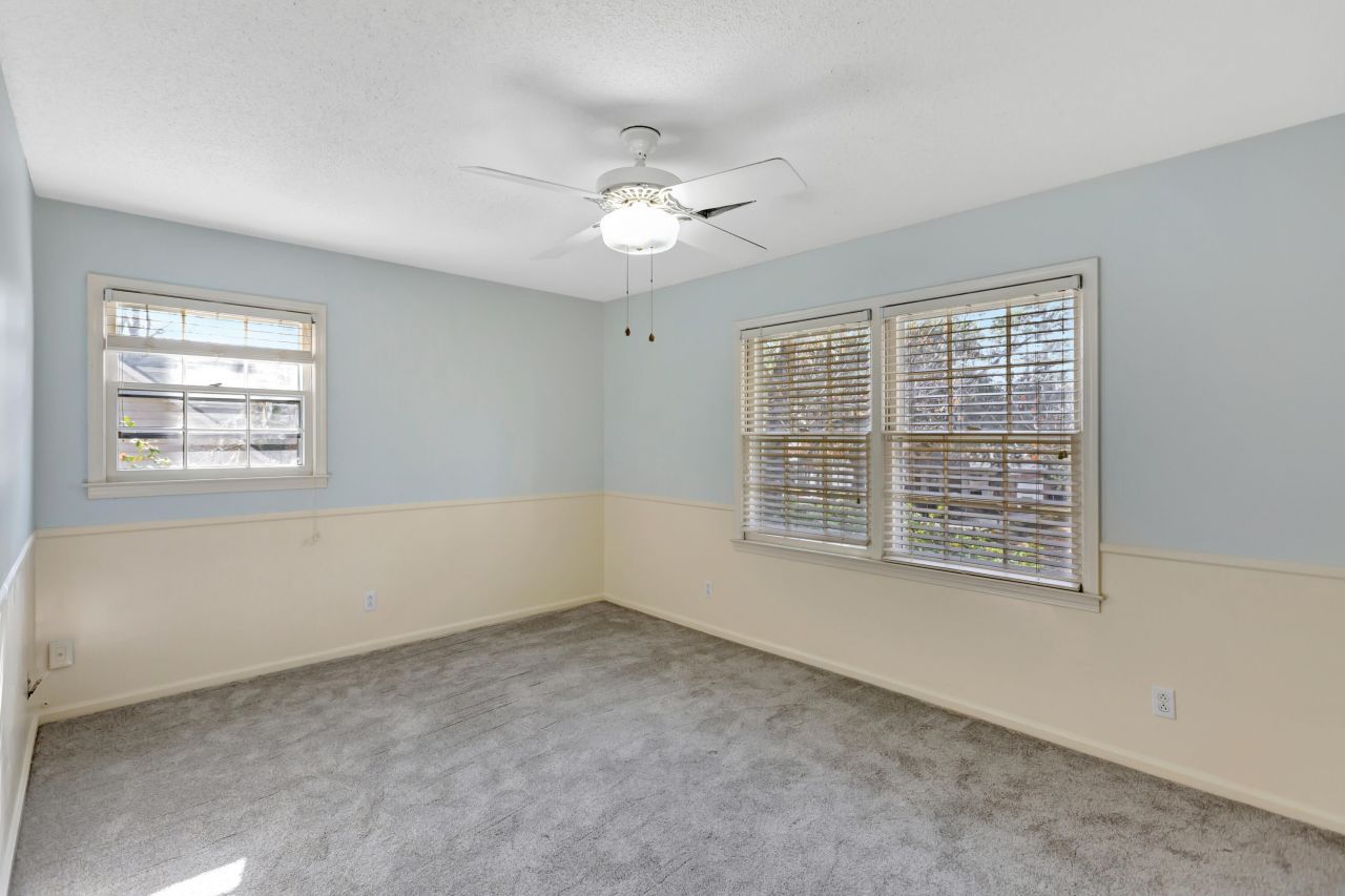 321 Shaftesbury Lane Photo 23