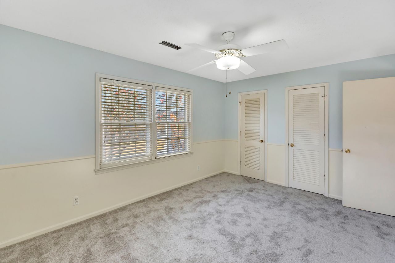 321 Shaftesbury Lane Photo 24