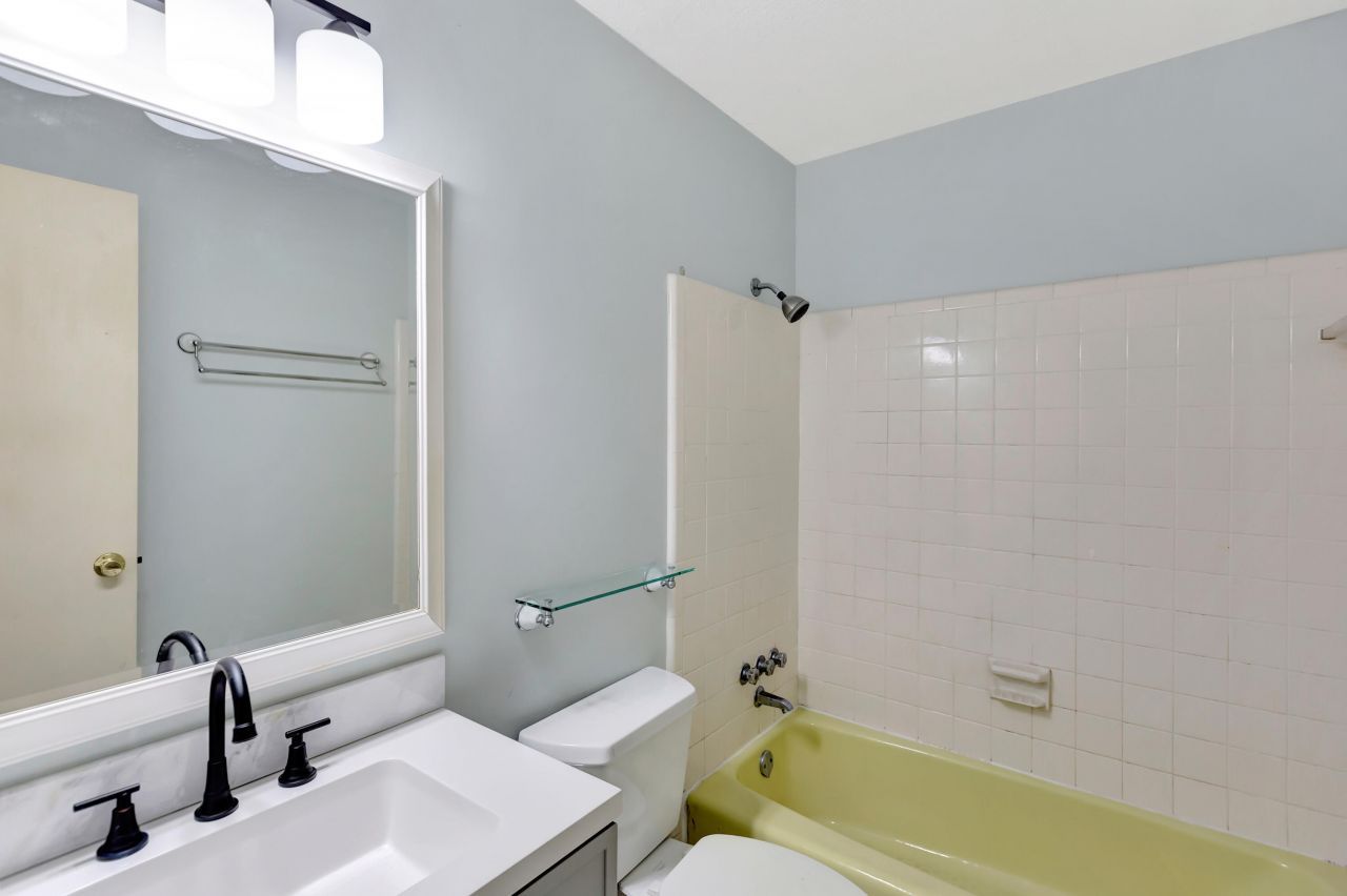 321 Shaftesbury Lane Photo 25