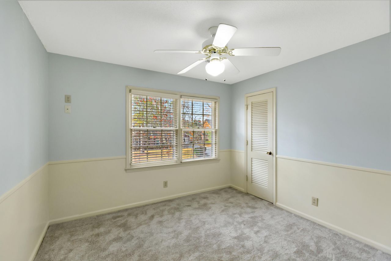 321 Shaftesbury Lane Photo 26