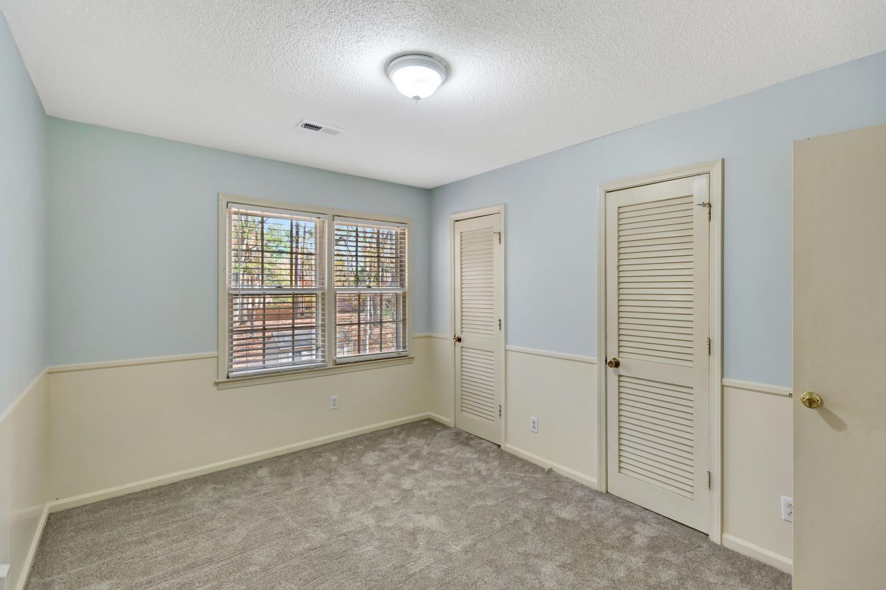 321 Shaftesbury Lane Photo 27