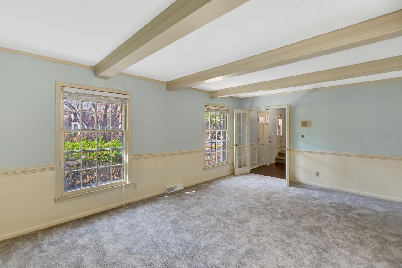 321 Shaftesbury Lane Photo 8