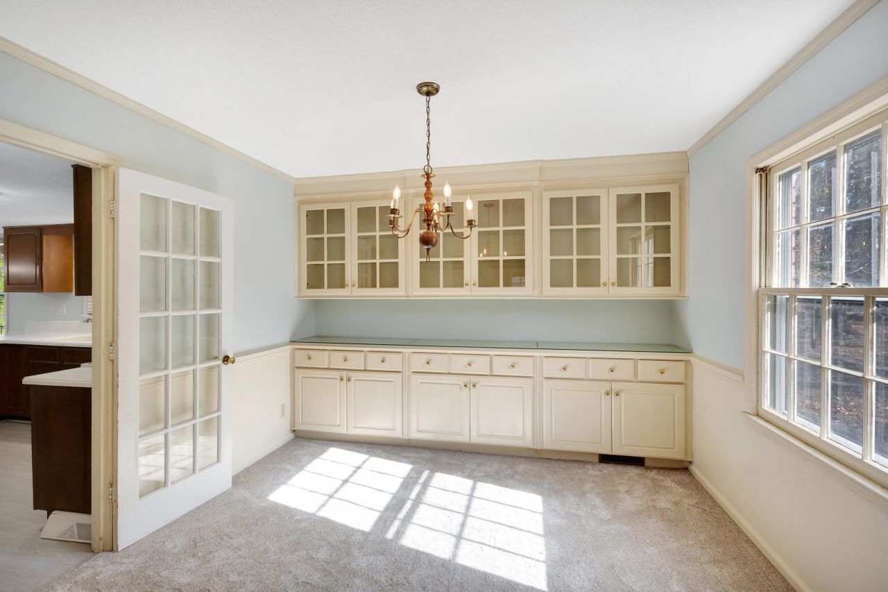 321 Shaftesbury Lane Photo 9