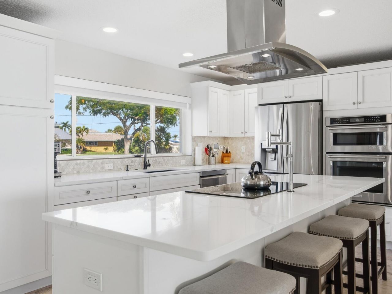 1028 79th Street S, Saint Petersburg, FL 33707 Photo