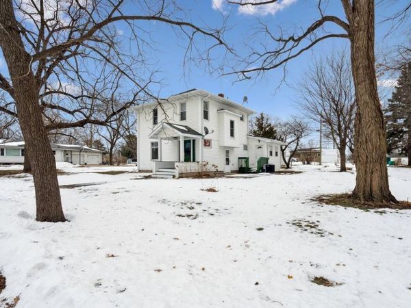 101 Gay St., Delhi, IA 52223