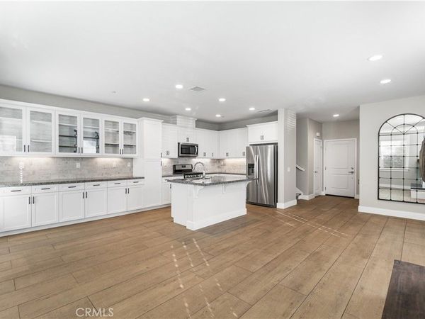 28661 Jardineras, Valencia, CA 91354