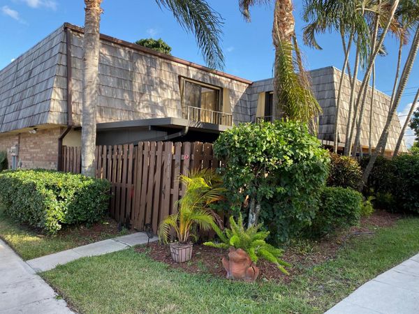 1011 Springdale Circle, Palm Springs, FL 33461