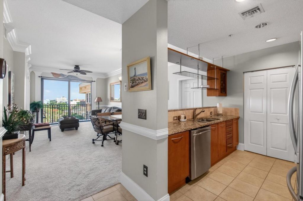 511 Lucerne Avenue, Unit 612, Lake Worth Beach, FL 33460 Photo