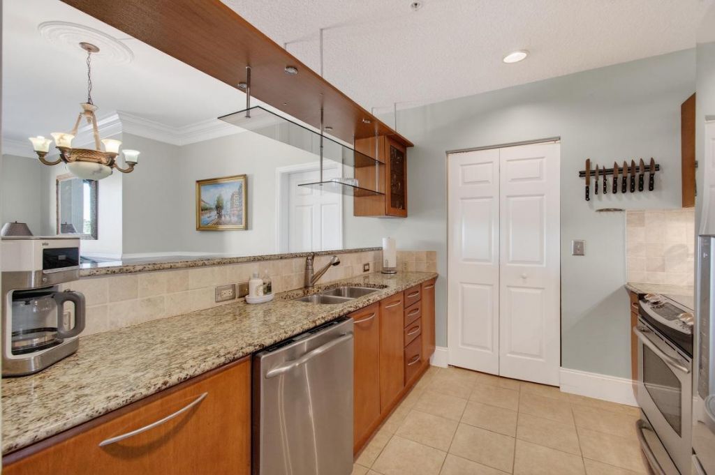 511 Lucerne Avenue, Unit 612, Lake Worth Beach, FL 33460 Photo