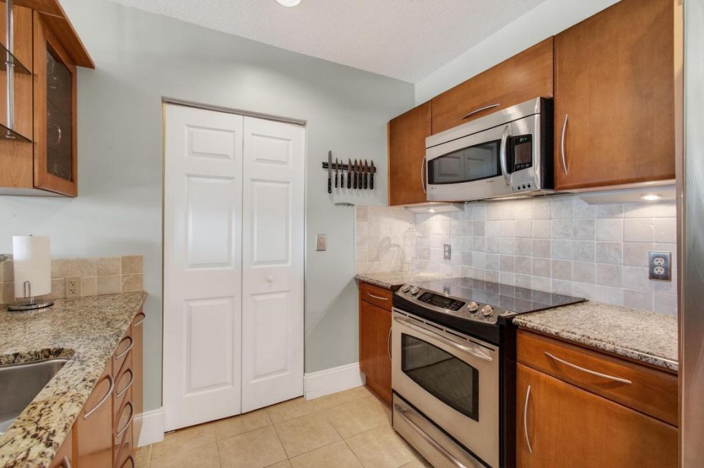 511 Lucerne Avenue, Unit 612, Lake Worth Beach, FL 33460 Photo