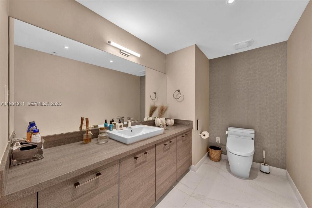 400 Sunny Isles Blvd, Unit 718, Sunny Isles Beach, FL 33160 Photo