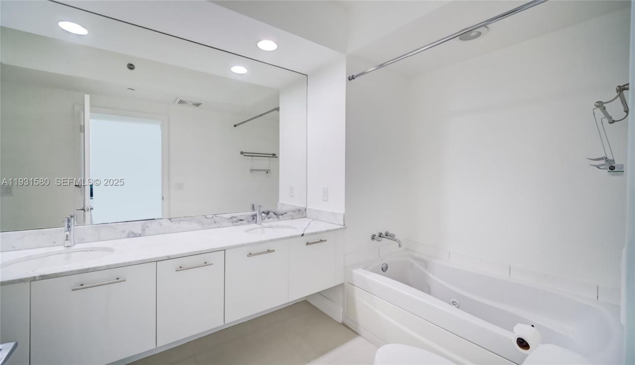 55 SE 6th St, Unit 2700, Miami, FL 33131 Photo