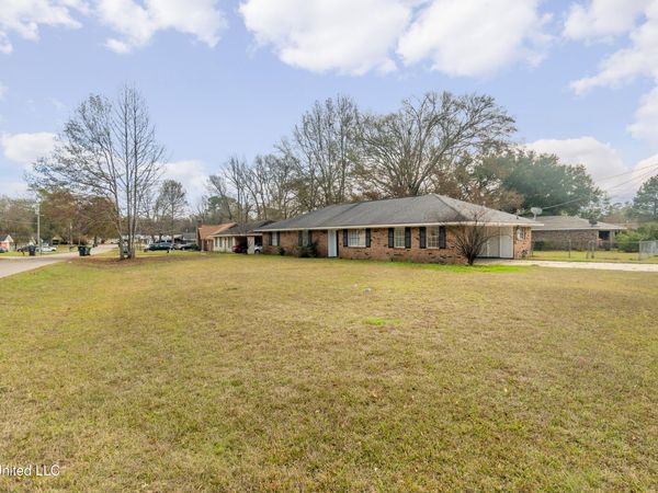 301 W Ray Drive, Hattiesburg, MS 39402