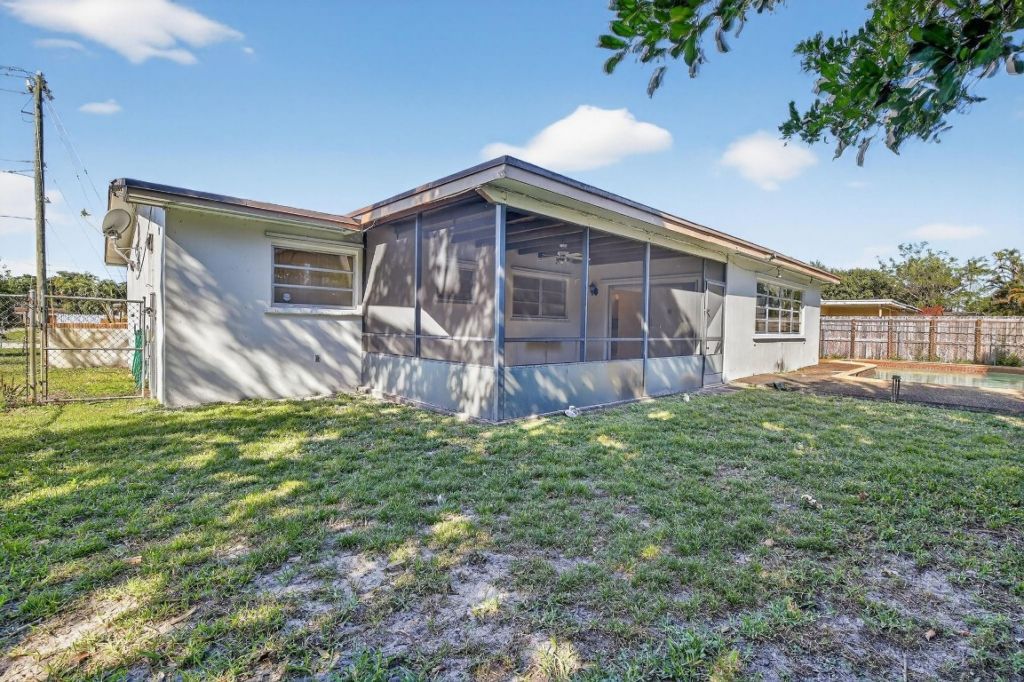 121 NW 77th Way, Pembroke Pines, FL 33024 Photo