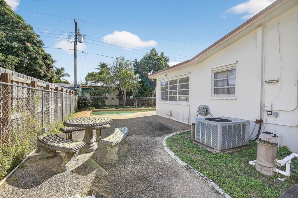 121 NW 77th Way, Pembroke Pines, FL 33024 Photo