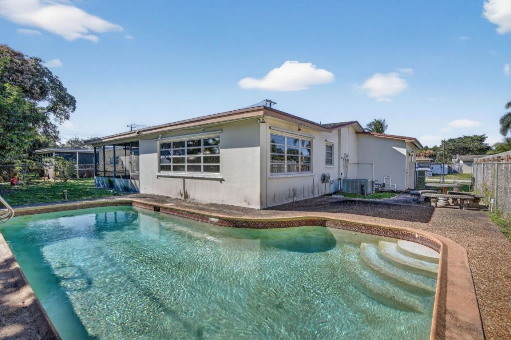 121 NW 77th Way, Pembroke Pines, FL 33024 Photo