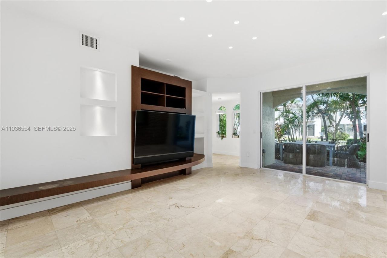 3135 NE 211 St, Aventura, FL 33180 Photo