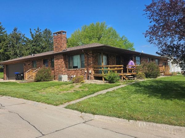 1604 13th Avenue, Belle Plaine, IA 52208