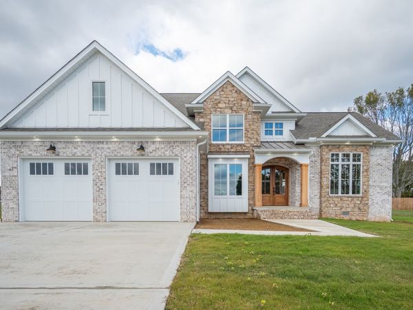 1050 Baylee Cir, Lawrenceburg, TN 38464