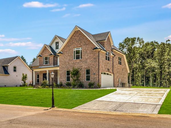 1370 Reda Dr , Clarksville, TN 37042