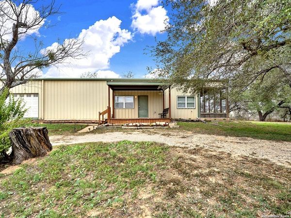 498 County Road 124, Floresville, TX 78114