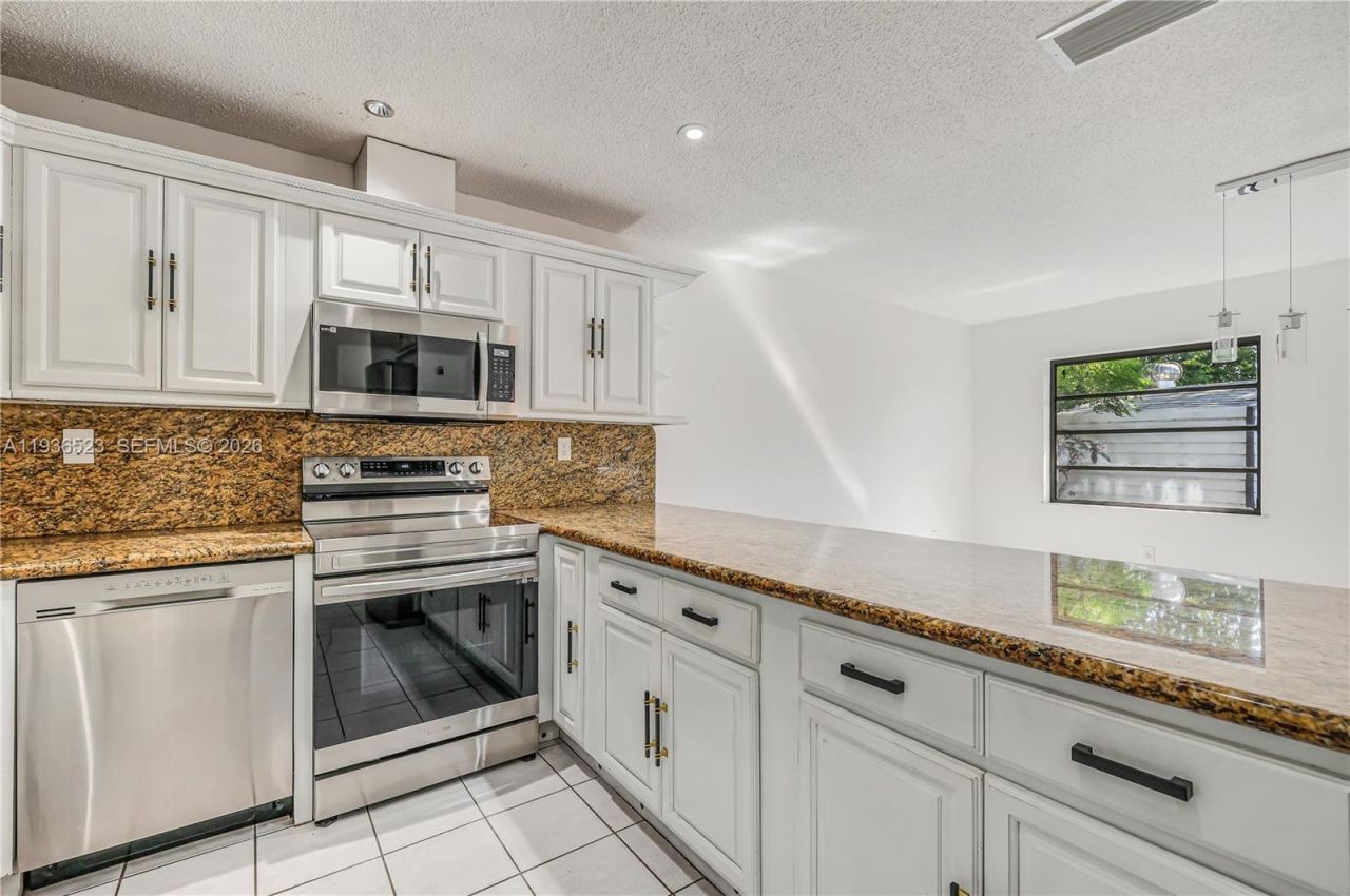 13238 NW 8th Ter, Miami, FL 33182 Photo