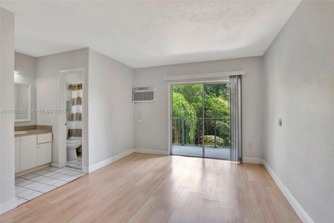 1860 Venice Park Dr, Unit 204, North Miami, FL 33181 Photo