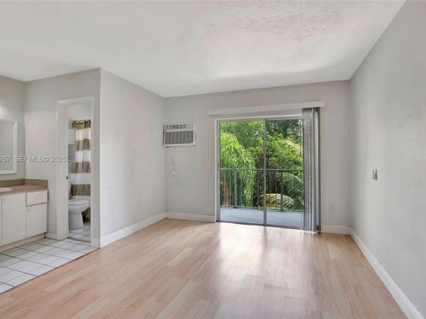 1860 Venice Park Dr, Unit 204, North Miami, FL 33181