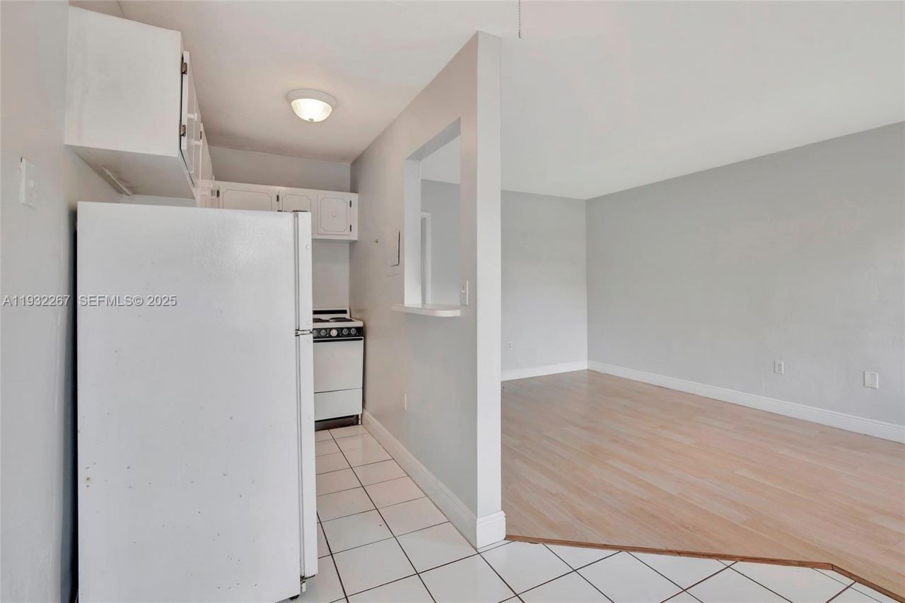 1860 Venice Park Dr, Unit 204, North Miami, FL 33181 Photo