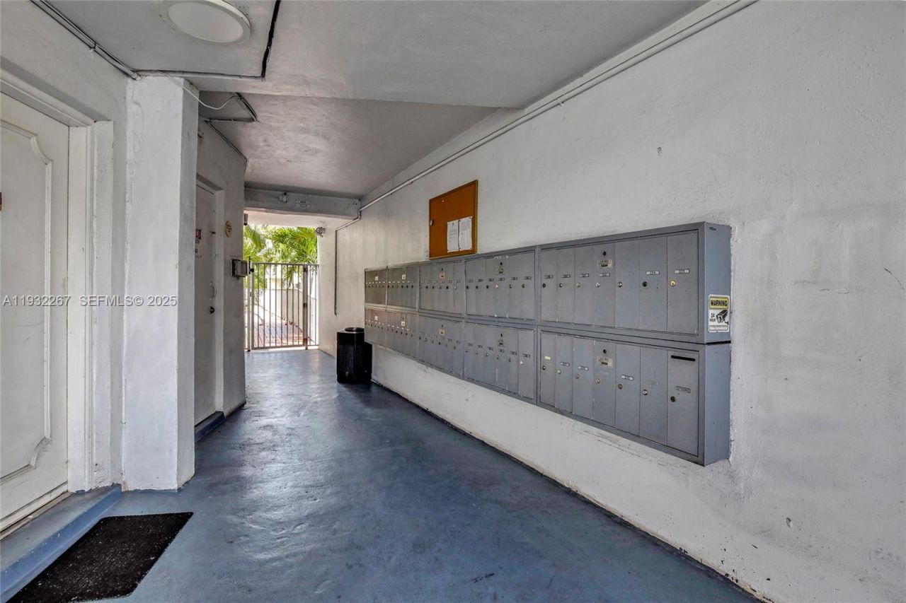 1860 Venice Park Dr, Unit 204, North Miami, FL 33181 Photo