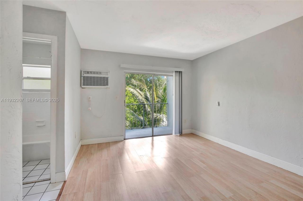 1860 Venice Park Dr, Unit 204, North Miami, FL 33181 Photo