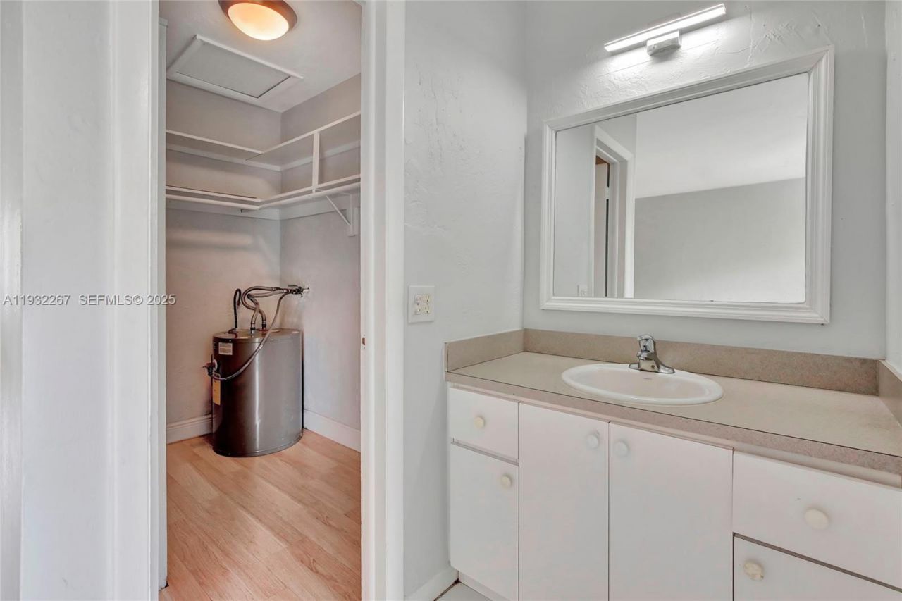 1860 Venice Park Dr, Unit 204, North Miami, FL 33181 Photo