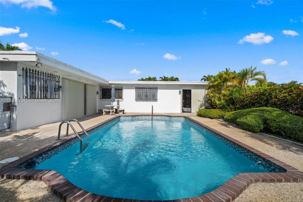 8490 Grand Canal Dr, Miami, FL 33144 Photo