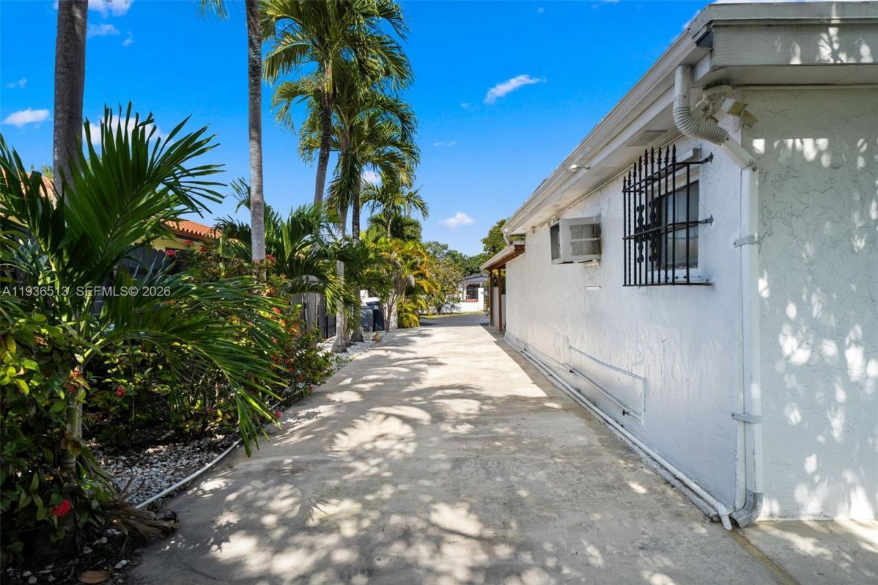 8490 Grand Canal Dr, Miami, FL 33144 Photo