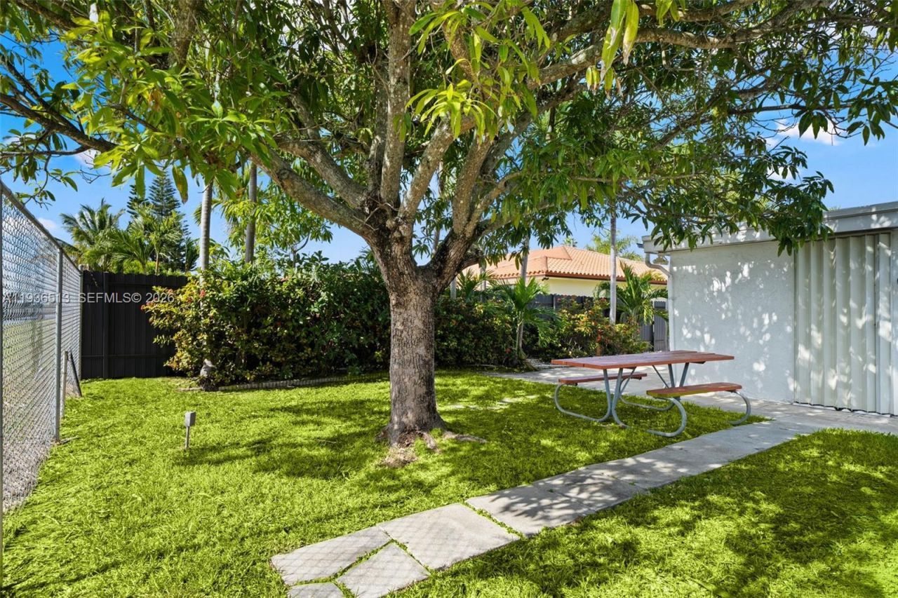 8490 Grand Canal Dr, Miami, FL 33144 Photo