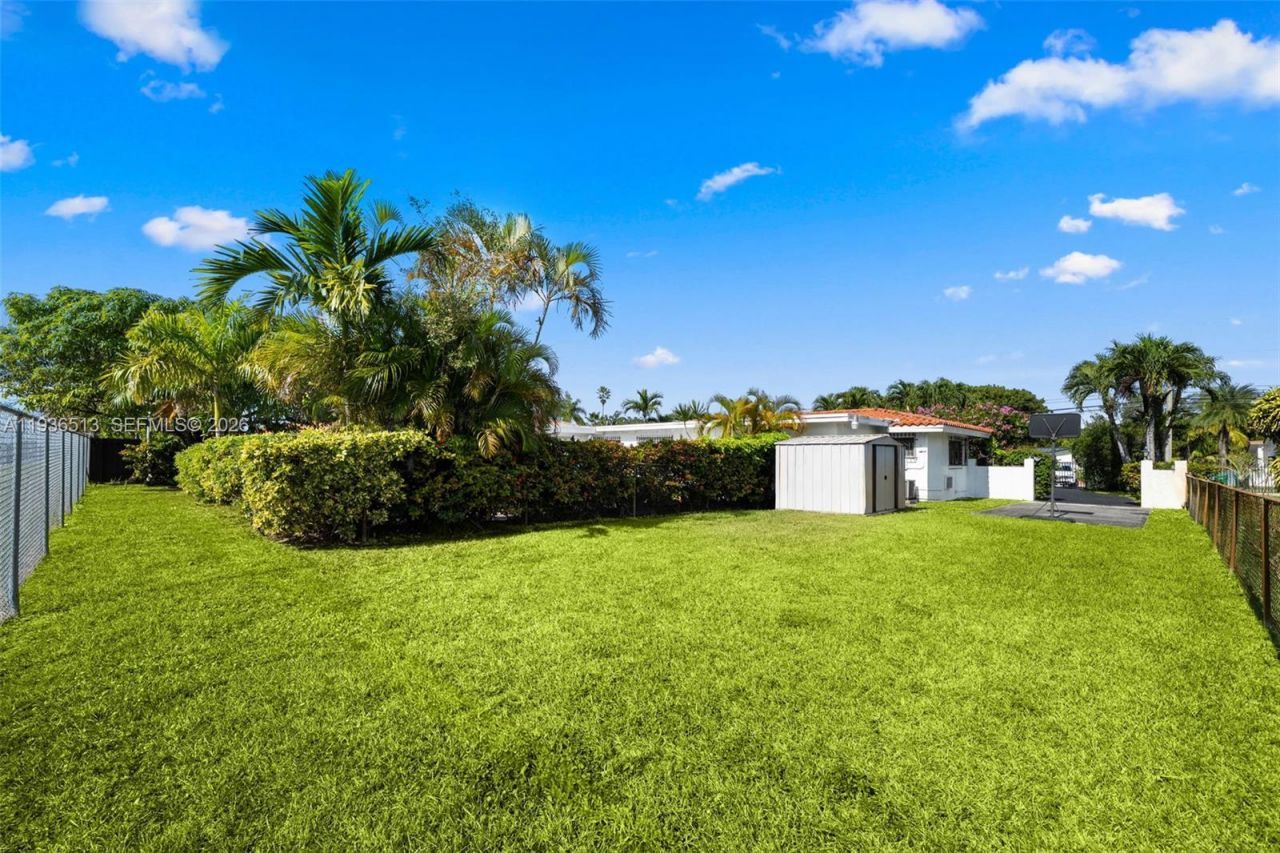 8490 Grand Canal Dr, Miami, FL 33144 Photo