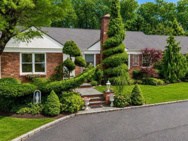 33 Fleets Cove Road, Huntington, NY 11743