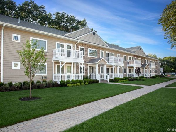 196B Jefferson Avenue, Unit 2B, Saint James, NY 11780