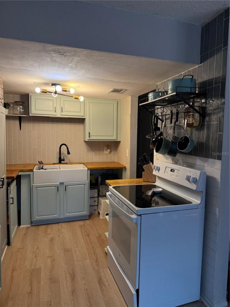 1290 83rd Avenue N, Unit D, Saint Petersburg, FL 33702 Photo