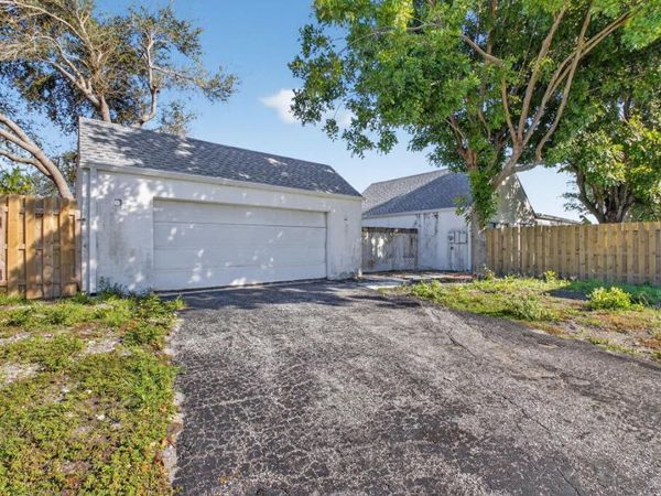 905 NW 21st Way, Delray Beach, FL 33445