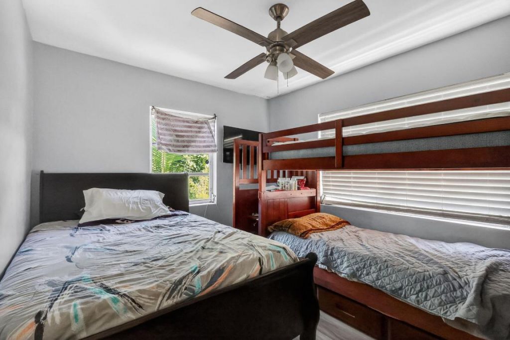 831 30th Court, West Palm Beach, FL 33407 Photo