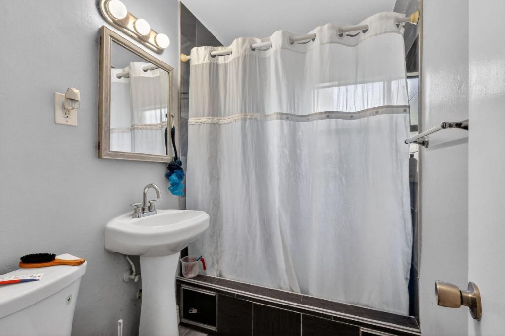 831 30th Court, West Palm Beach, FL 33407 Photo