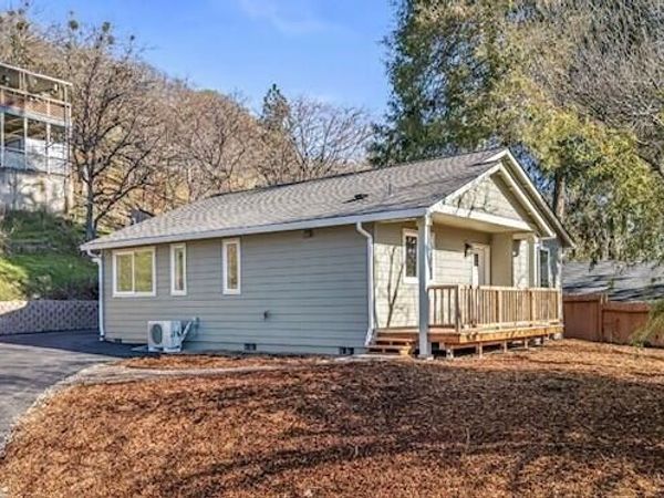 891 N 6th Avenue, Gold Hill, OR 97525